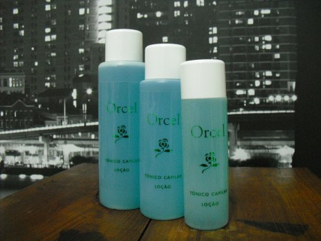 Tónico capilar anti-queda e anti-caspa, fortalece o bolbo capilar e alimenta nutritivamente o cabelo.